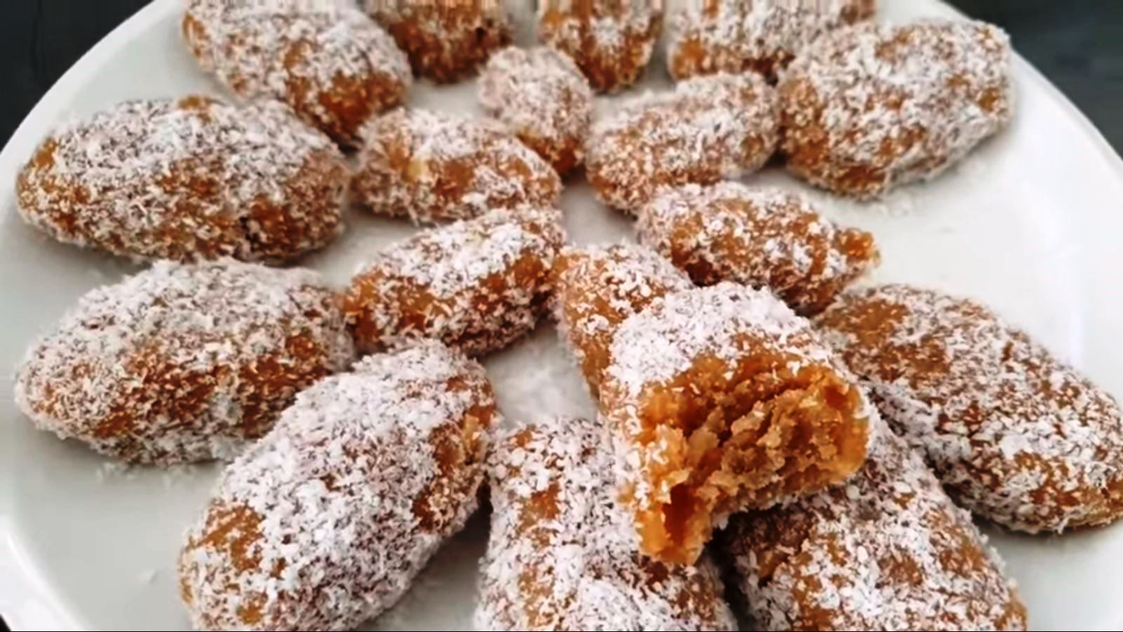 agioritikosHalvas01 Χαλβάς με τριμμένη καρύδα και καρύδια