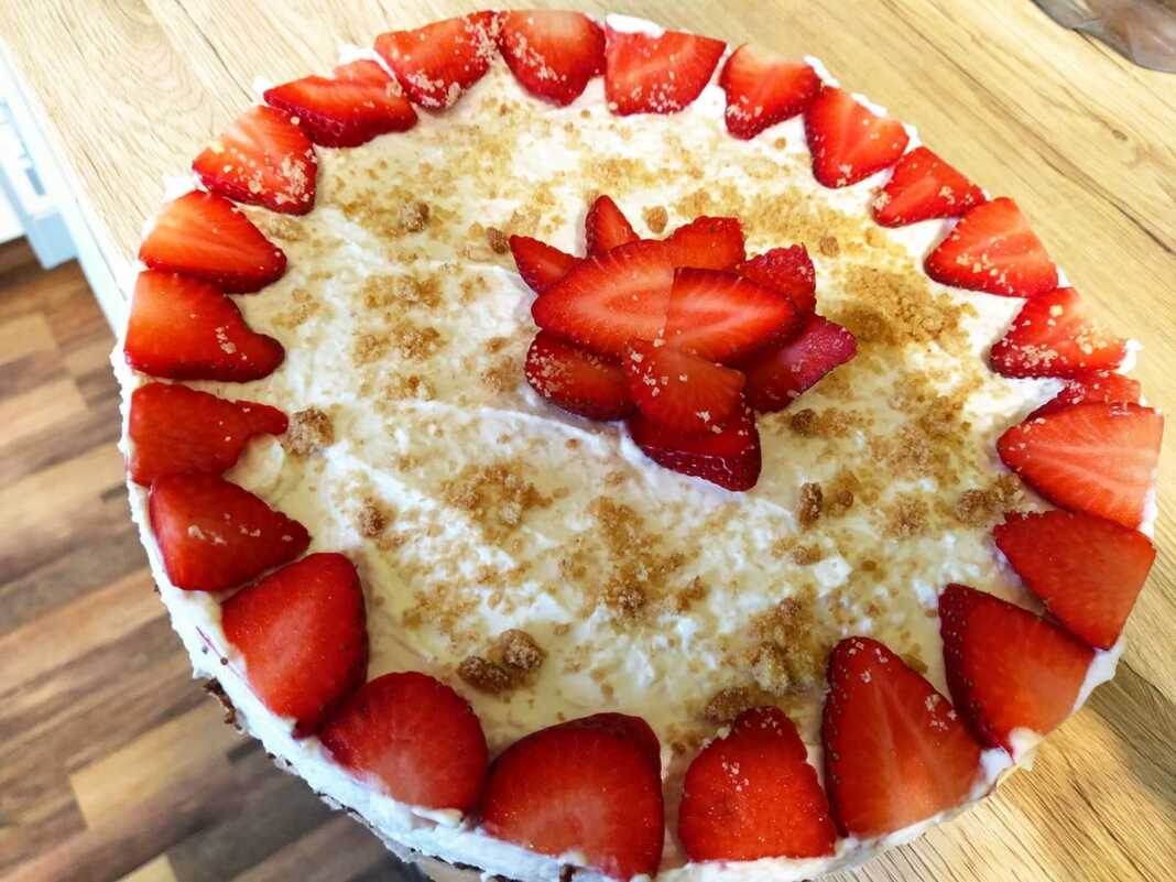 cheesecakeYgieino Υγιεινό cheesecake αμυγδάλου με φράουλες