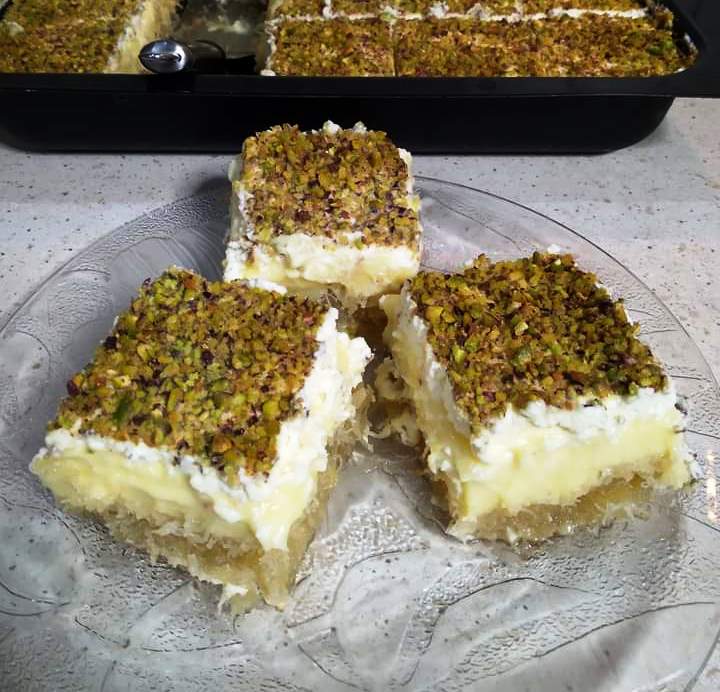 ekmek1 Παραδοσιακό Εκμέκ Κανταΐφι κομμένο σε μερίδες, με στρώσεις τραγανού κανταϊφιού, κρέμας και σαντιγί.