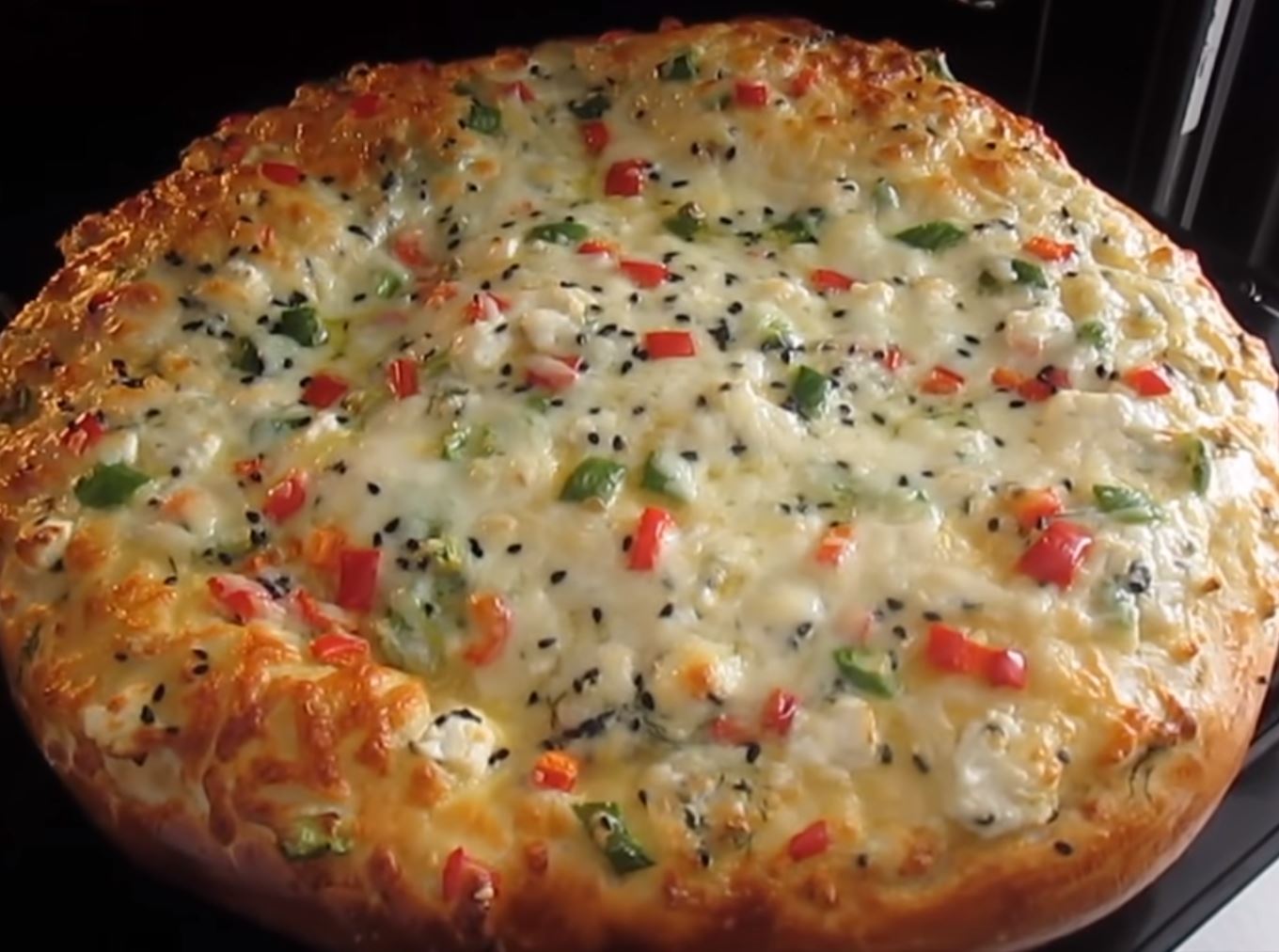 Φρεσκοψημένο, χρυσαφένιο τυρόψωμο, κομμένο σε φέτες, με τυρί να φαίνεται μέσα στην αφράτη ζύμη.