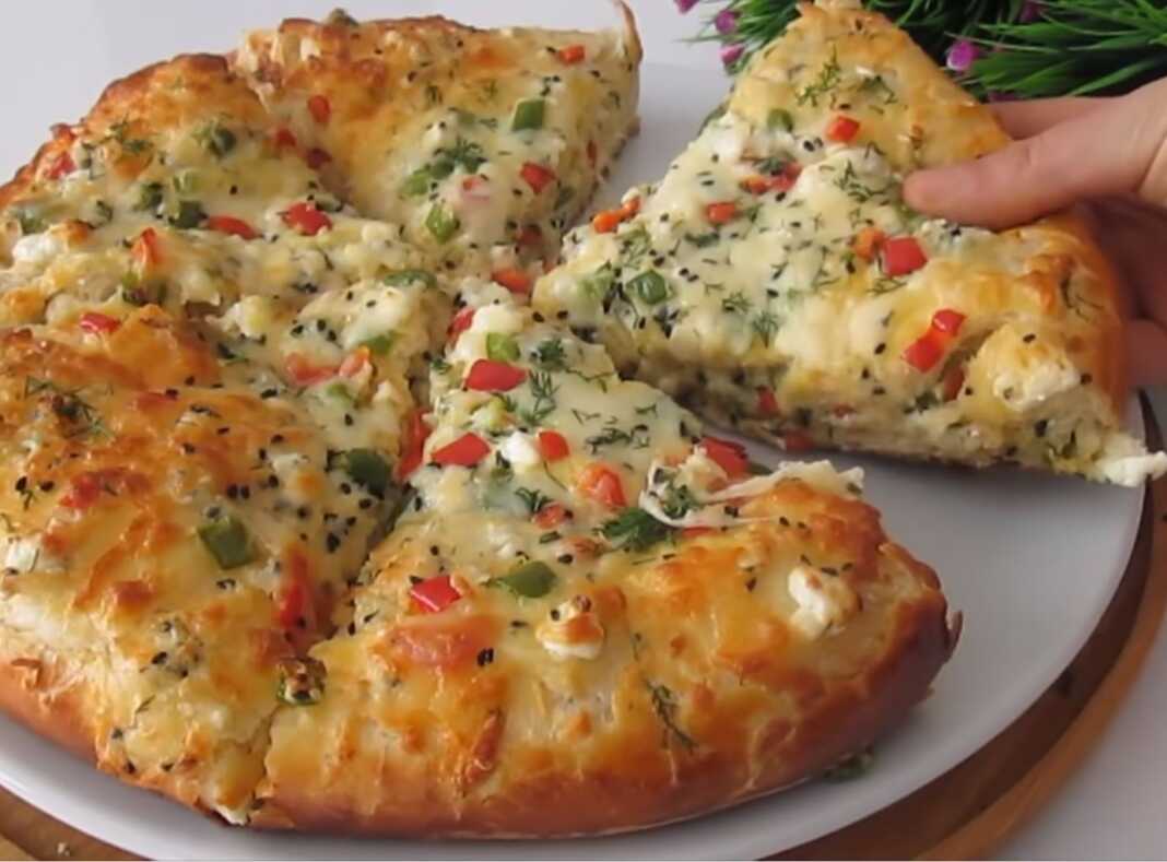 etoimoselepta00 Φρεσκοψημένο, χρυσαφένιο τυρόψωμο, κομμένο σε φέτες, με τυρί να φαίνεται μέσα στην αφράτη ζύμη.