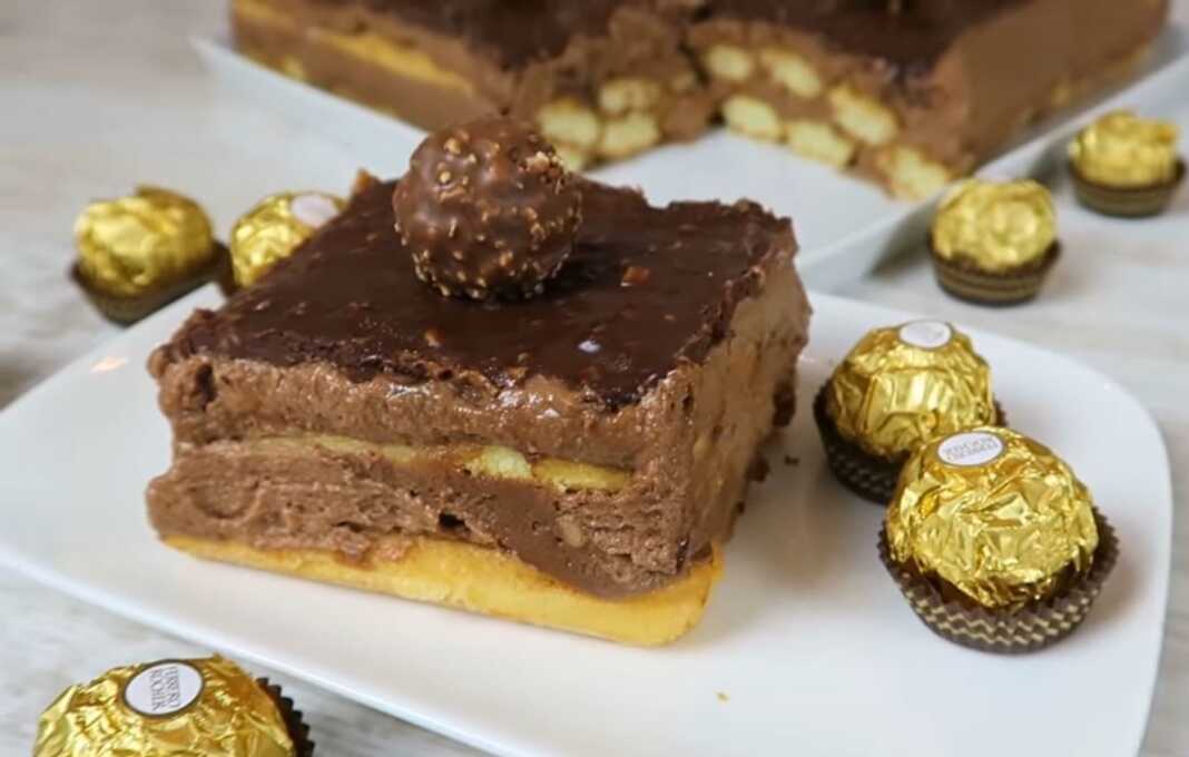ferreroRoche Ένα κομμάτι λαχταριστού κέικ Rocher χωρίς ψήσιμο, με στρώσεις κρέμας Nutella και επικάλυψη ganache σοκολάτας με φουντούκια.