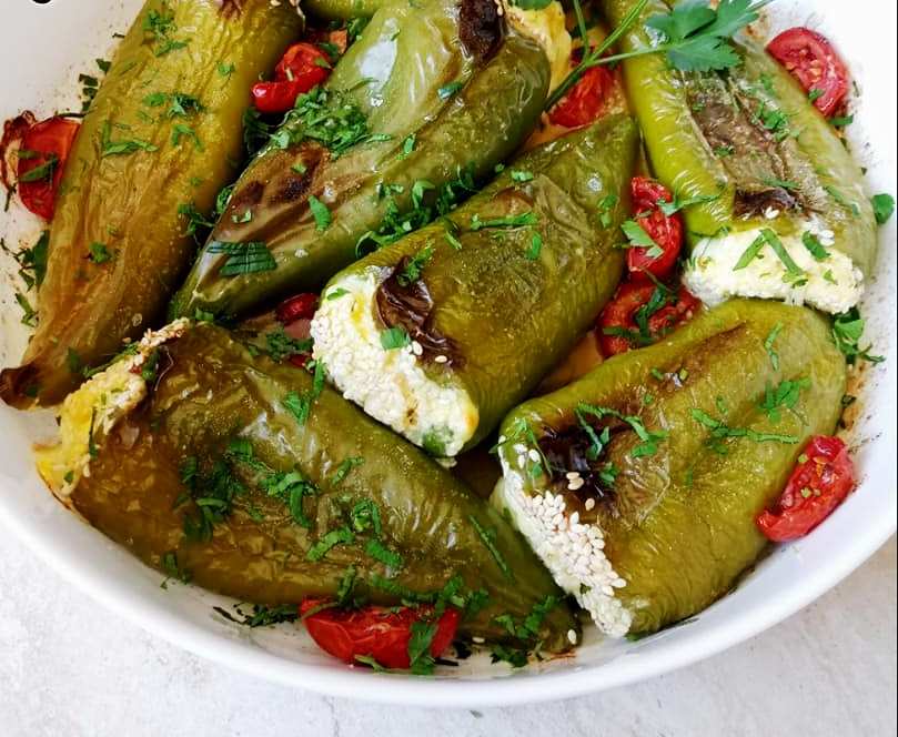 gemistesPiperies2 Πιπεριές με τυρί στο φούρνο