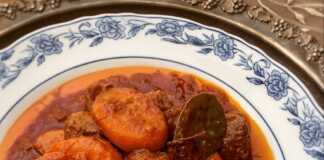 Κοκκινιστό μοσχάρι με καρότα (Χαβούτσια) σε πιάτο, με ρύζι ως συνοδευτικό.