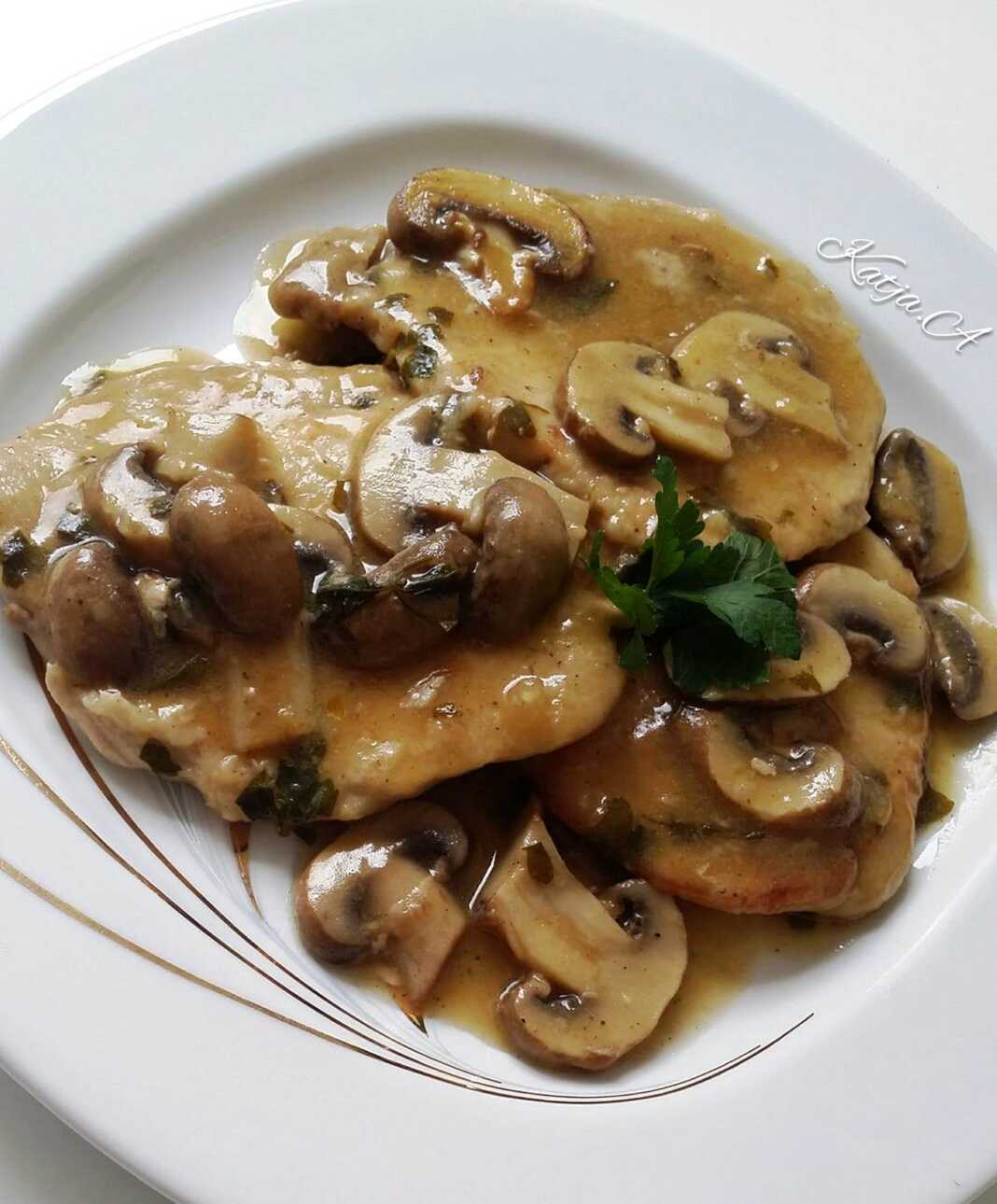 Χοιρινό με σάλτσα μανιτάρια