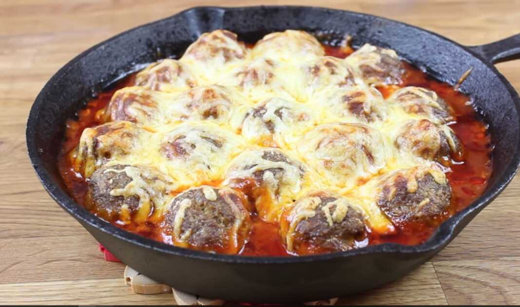 keftedakiaSaltsaNtomatas Ψητά κεφτεδάκια με σάλτσα ντομάτας και τυρί