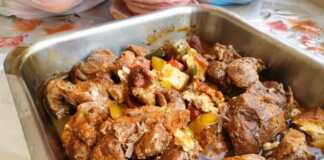 Ένα ταψί με χοιρινό γκιούλμπασι που μόλις βγήκε από τον φούρνο, με ζουμερό χοιρινό και ψητά λαχανικά.