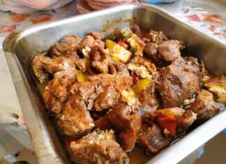 Ένα ταψί με χοιρινό γκιούλμπασι που μόλις βγήκε από τον φούρνο, με ζουμερό χοιρινό και ψητά λαχανικά.