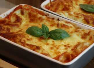 Μια μερίδα λαζάνια με στρώσεις ζυμαρικών, φιλέτο κοτόπουλου και κρεμώδης σάλτσα Μπεσαμέλ, σερβιρισμένη σε πιάτο.