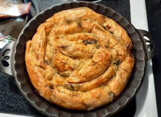 Πίτα σπανάκι με φέτα και ανθότυρο