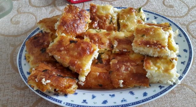 pitatiri Λαχταριστή, τυρόπιτα με αφράτη πεντανόστιμη γέμιση και τραγανό φύλλο κρούστας.