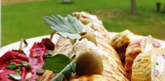 Ρολό κολοκυθιών…θα το φτιάχνετε όλο το καλοκαίρι Ένα ολόκληρο, κομμένο Ρολό Κολοκυθιών με κρεμώδη γέμιση, τοποθετημένο σε πιατέλα