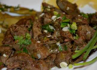 Ζουμερά κομμάτια αρνίσιου συκωτιού μαγειρεμένα με κρεμμυδάκια και σάλτσα κρασιού σερβιρισμένα σε πήλινο σκεύος