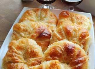 Χρυσαφένιες τυλιχτές πίτες με χειροποίητο φύλλο, αλειμμένες με κρόκο αυγού, τοποθετημένες σε ταψί με λαδόκολλα