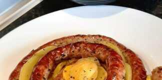 Λουκάνικα τυλιχτά με πατάτες στο φούρνο