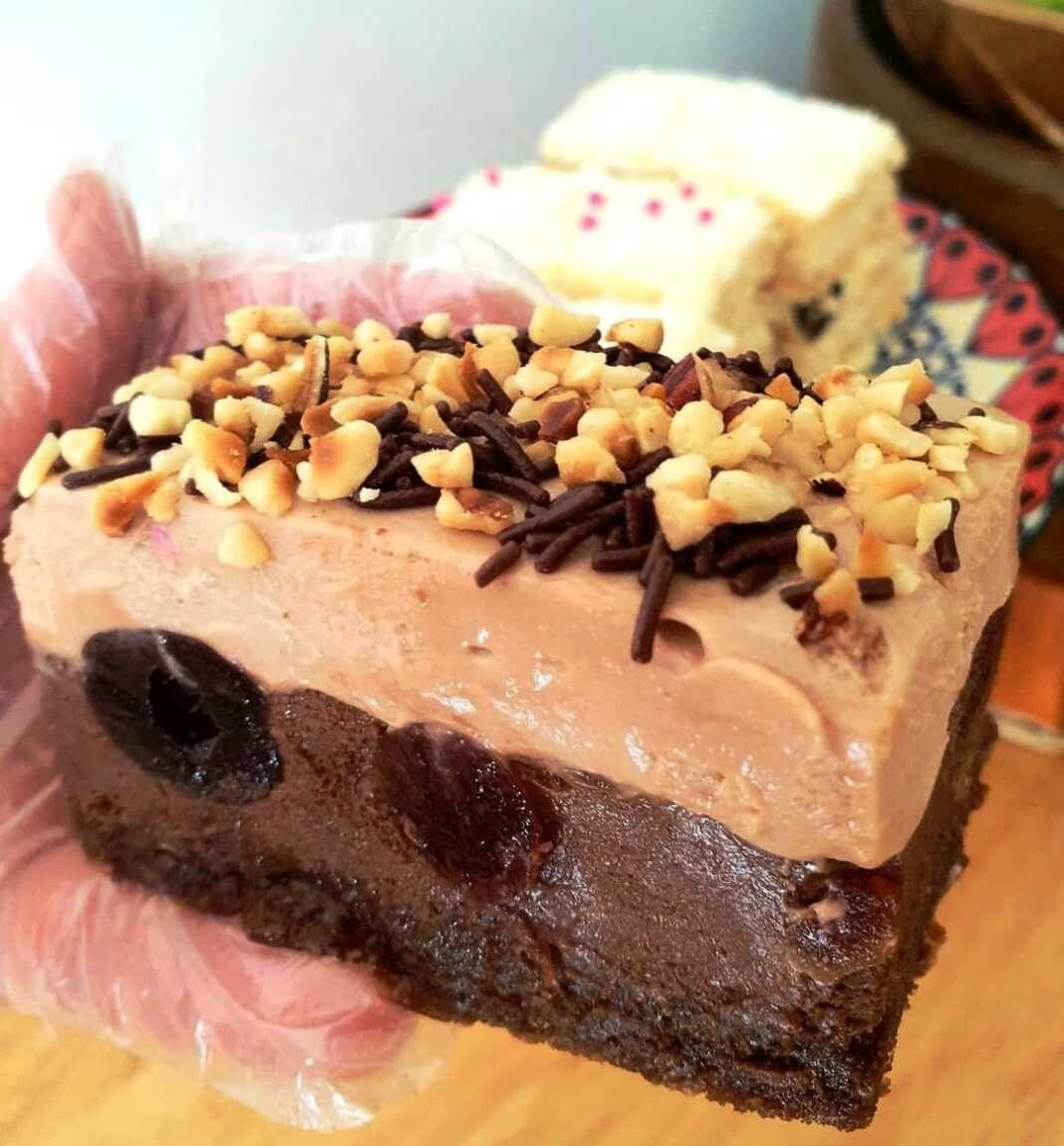 MousSokolata2kremes Κέικ με 2 βελούδινες κρέμες και κεράσια