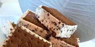 Σπιτικά σάντουιτς παγωτού φτιαγμένα με μπισκότα πτι μπερ και κρεμώδες παγωτό σοκολάτας.