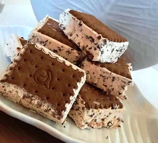 PagotoMpiskoto Σπιτικά σάντουιτς παγωτού φτιαγμένα με μπισκότα πτι μπερ και κρεμώδες παγωτό σοκολάτας.