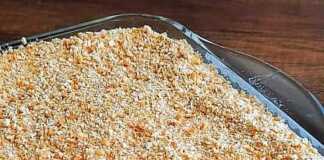 Ένα ολόκληρο γλυκό Πουτίγκα μπισκότων χωρίς ψήσιμο σε πυρέξ, με την επιφάνεια καλυμμένη με τριμμένα μπισκότα