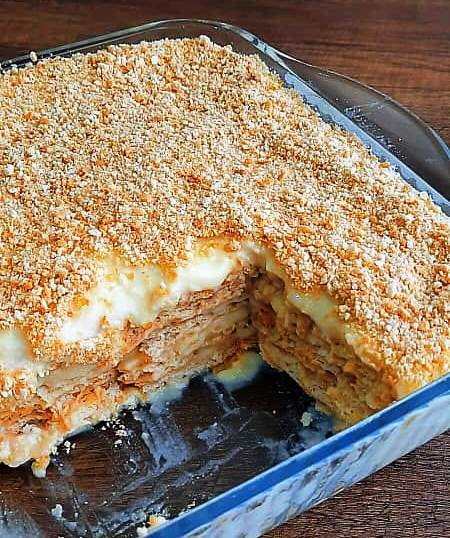 PoutigkaMpiskotvn Ένα ολόκληρο γλυκό Πουτίγκα μπισκότων χωρίς ψήσιμο σε πυρέξ, με την επιφάνεια καλυμμένη με τριμμένα μπισκότα