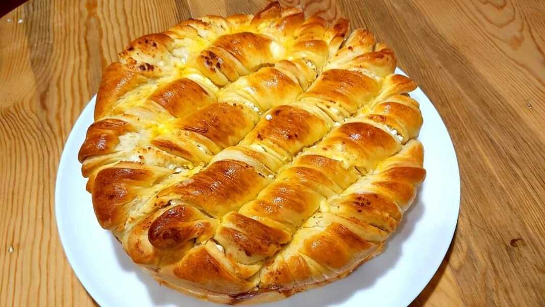 Στριφτάρια Τυριού: κοντινό πλάνο με τη ζύμη και το τυρί να λιώνει.