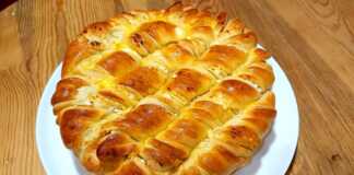 Στριφτάρια Τυριού: κοντινό πλάνο με τη ζύμη και το τυρί να λιώνει.