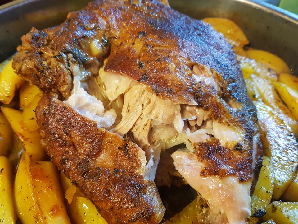 arniFourmoPatates Αρνάκι ψητό με πατάτες και μπαχαρικά