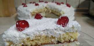 Μια μεγάλη φέτα από την **Τούρτα Χιονούλα** με τις στρώσεις κρέμας και σαντιγί.