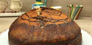 Αφράτο εύκολο κέικ σοκολάτας με σχέδια και ετοιμο να το πασπαλισουμε με ζάχαρη άχνη.