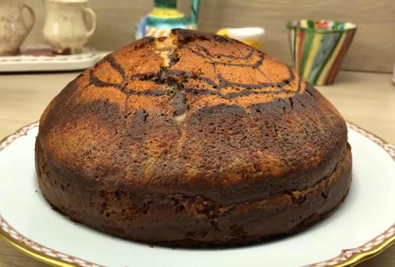 keikAnamikto Αφράτο εύκολο κέικ σοκολάτας με σχέδια και ετοιμο να το πασπαλισουμε με ζάχαρη άχνη.