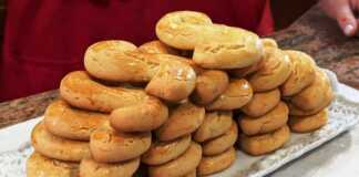 Σπιτικά κουλουράκια με άρωμα λεμονιού…Τα αγαπημένα κουλουράκια όλων χρυσαφένια κουλουράκια σε σχήμα S, αλειμμένα με αυγό.