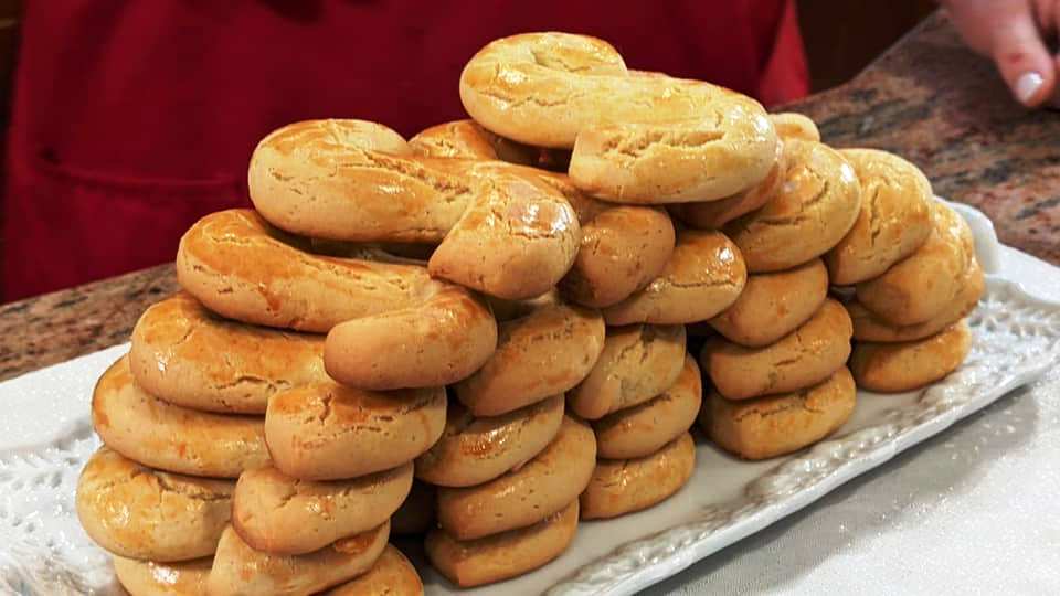 kolourakia Lemoni χρυσαφένια κουλουράκια σε σχήμα S, αλειμμένα με αυγό.