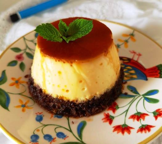 kremaKaramela κρέμα καραμέλα πάνω σε παντεσπάνι