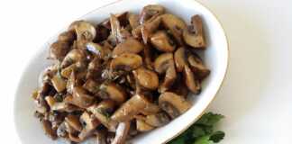 Μανιτάρια σβησμένα σε κρασί