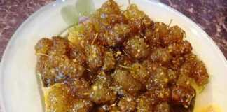 Κοντινό πλάνο σε μια πιατο με τη Μαρμελάδα Λευκής Μουριάς να σιγοβράζει, γεμάτη με φρούτα