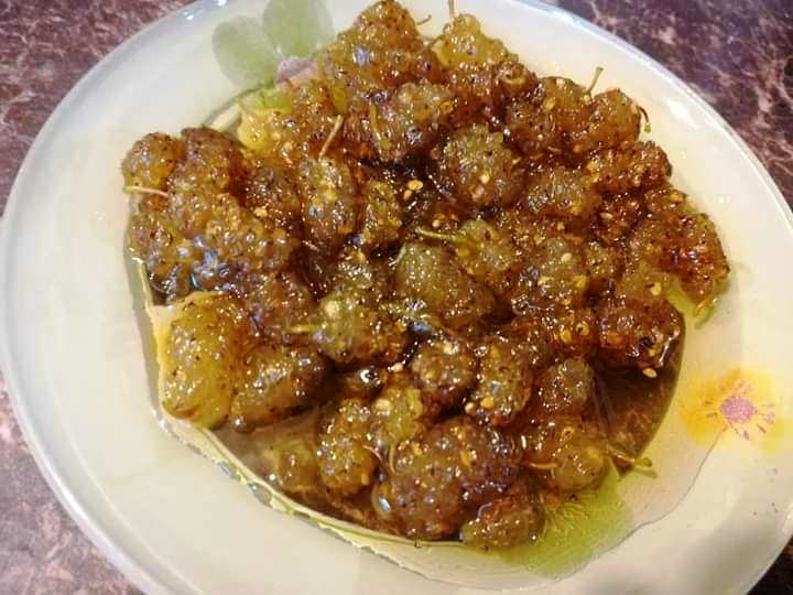 marmeladaMoura Κοντινό πλάνο σε μια πιατο με τη Μαρμελάδα Λευκής Μουριάς να σιγοβράζει, γεμάτη με φρούτα