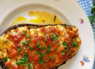 Μια κοντινή φωτογραφία από τις γεμιστές μελιτζάνες με κιμά, με το τυρί λιωμένο από πάνω