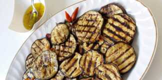 Πιατέλα με λαχταριστές Ψητές Μελιτζάνες στη Σχάρα, αρωματισμένες με σκόρδο και ρίγανη