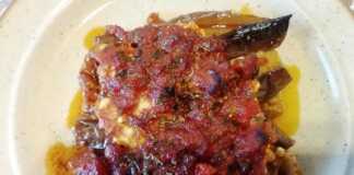 Μελιτζάνες ψητές με τυρί φέτα και σάλτσα