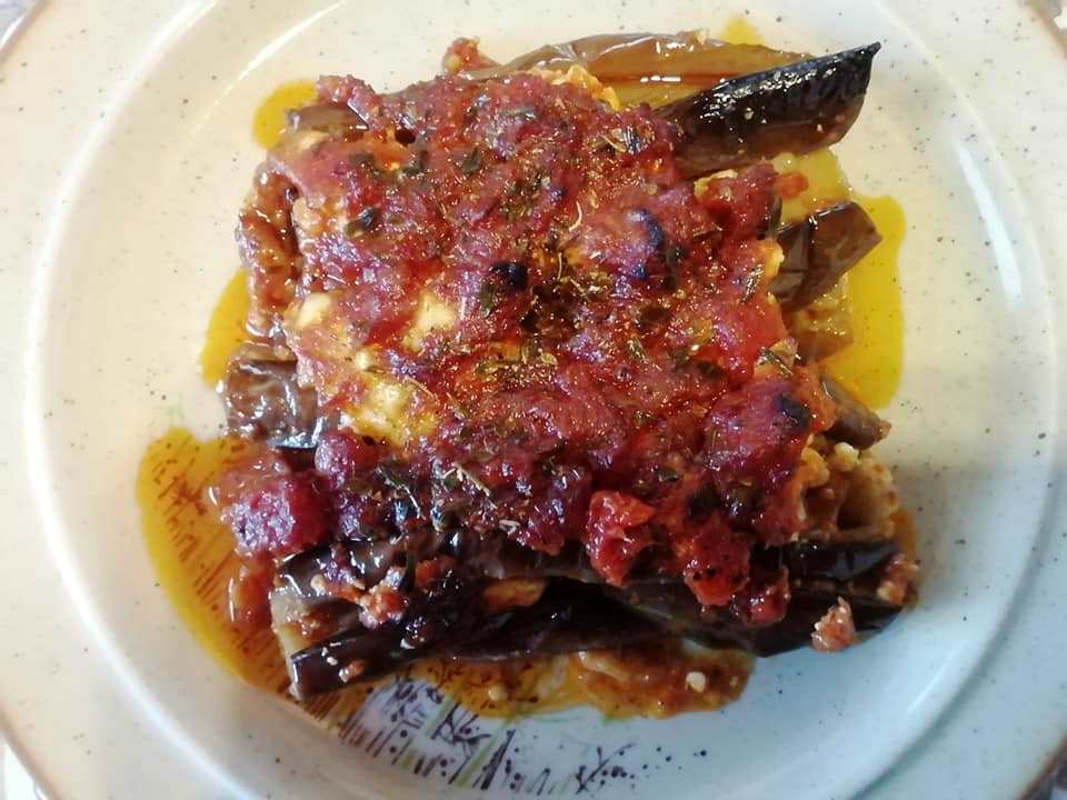 melitzanesTyri2 Μελιτζάνες ψητές με τυρί φέτα και σάλτσα