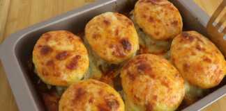 Κοντινό πλάνο στο Μπιφτέκια με Πουρέ Πατάτας με λιωμένο τυρί και σάλτσα ντομάτας