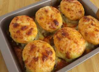 Κοντινό πλάνο στο Μπιφτέκια με Πουρέ Πατάτας με λιωμένο τυρί και σάλτσα ντομάτας