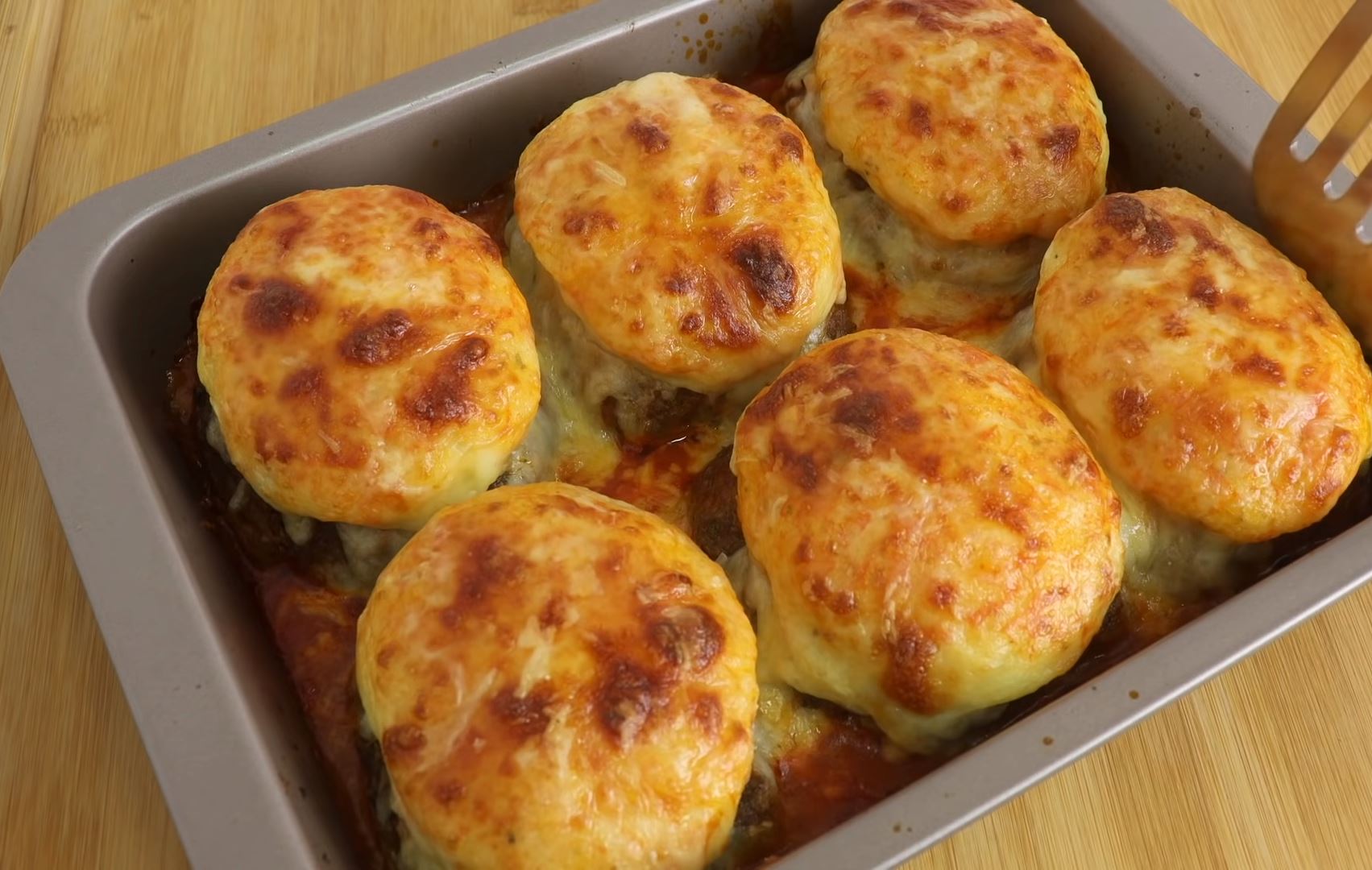 mpiftekiame patates Κοντινό πλάνο στο Μπιφτέκια με Πουρέ Πατάτας με λιωμένο τυρί και σάλτσα ντομάτας