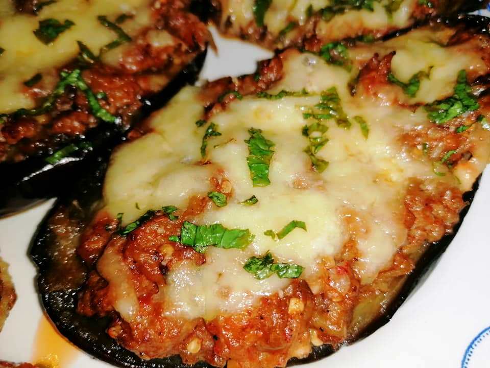 mrlitzanesKimaTyri1 Μελιτζάνες γεμιστές με κιμά και τυριά