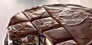 Αυτό το γλυκό μοιάζει με παγωτό, είναι ελαφρώς κρεμώδες, αλλά και δροσερό. γλυκό γιαουρτιού με μπισκότα oreo και φρέσκα κομμάτια φρούτων.