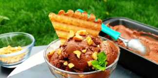 Βελούδινο παγωτό σοκολάτας με 3 υλικά μόνο Κρεμώδες παγωτό σοκολάτας σε μπολ, γαρνιρισμένο με τριμμένους ξηρούς καρπούς.