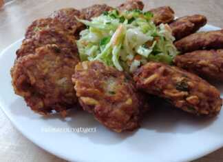 Χρυσαφένιοι και τραγανοί πατατοκεφτέδες με κιμά τηγανισμένοι ομοιόμορφα και στολισμένοι με φρέσκο μαϊντανό πάνω σε λευκό πιάτο