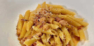 Πένες με μπέικον και κρέμα γάλακτος σβησμένες με βότκα