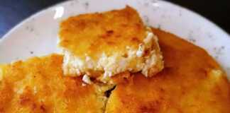 Χρυσαφένια τυρόπιτα σουφλέ με φύλλο καταϊφι, φρεσκοψημένη σε ταψί.