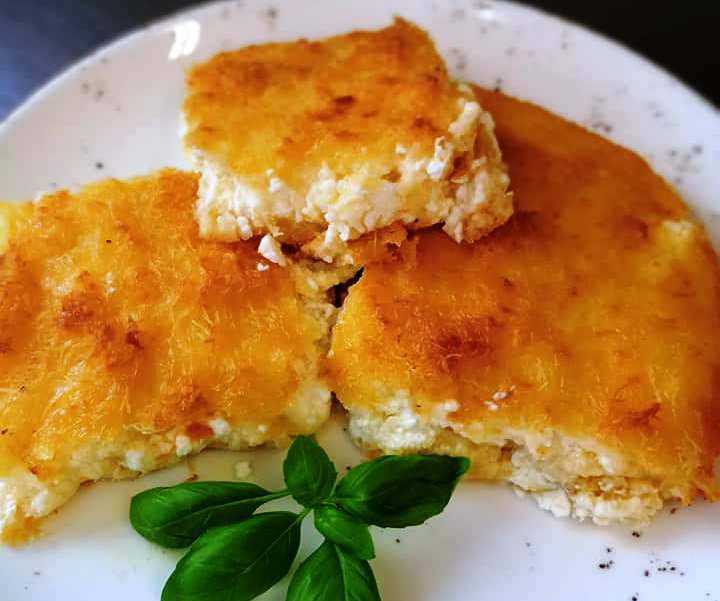 soufledotiropita Χρυσαφένια τυρόπιτα σουφλέ με φύλλο καταϊφι, φρεσκοψημένη σε ταψί.